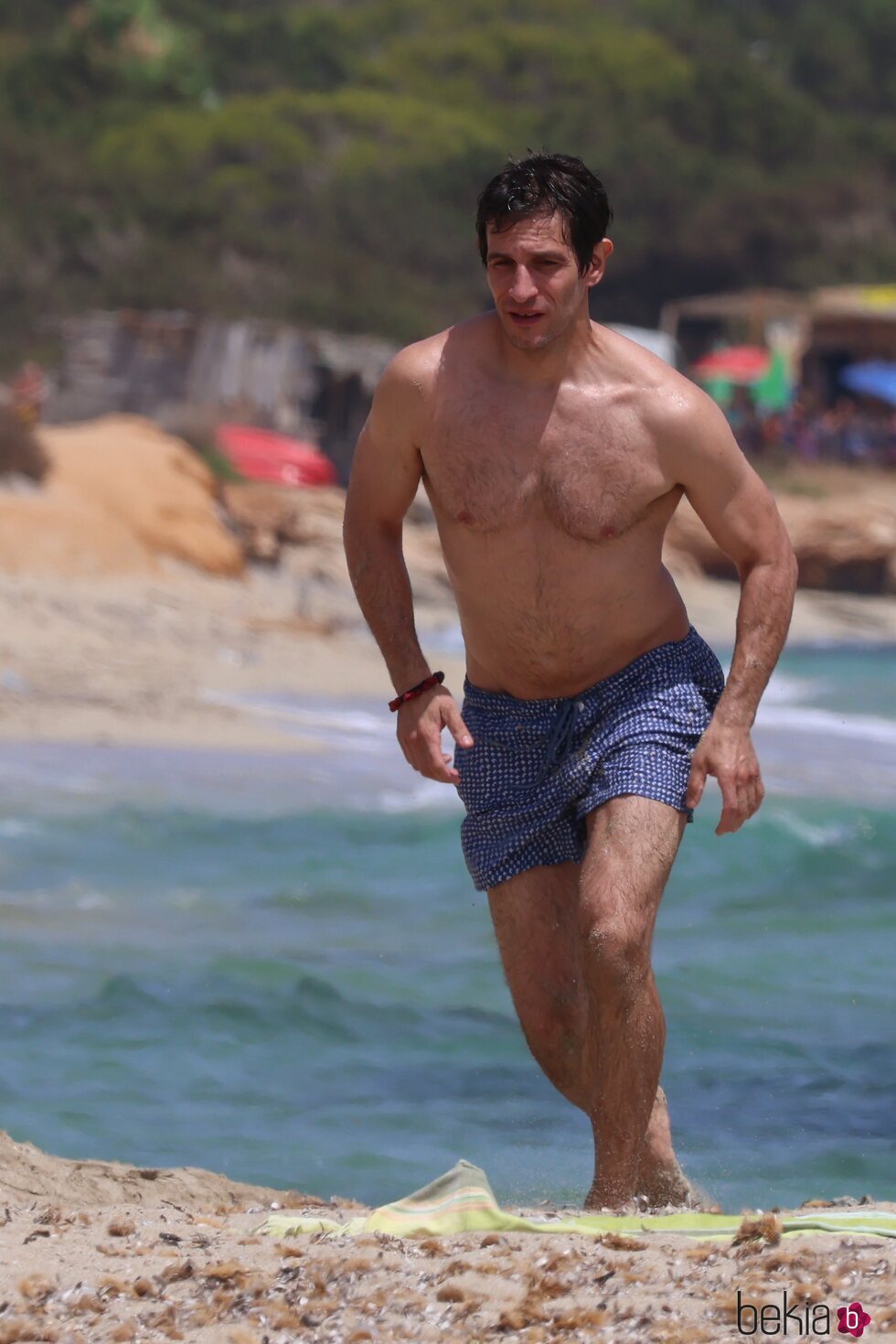Quim Gutiérrez con el torso desnudo en una playa de Ibiza