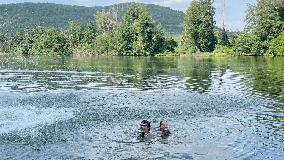 Nikolai de Dinamarca y Athena de Dinamarca bañándose en un lago durante sus vacaciones en el Castillo de Cayx