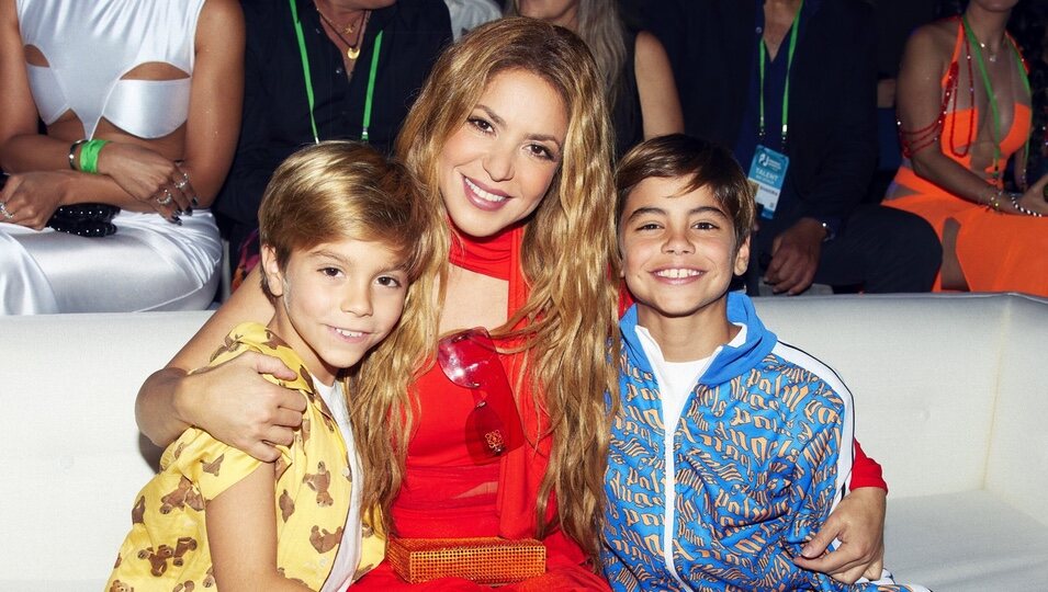Shakira con sus hijos Milan y Sasha en los Premios Juventud en Puerto Rico