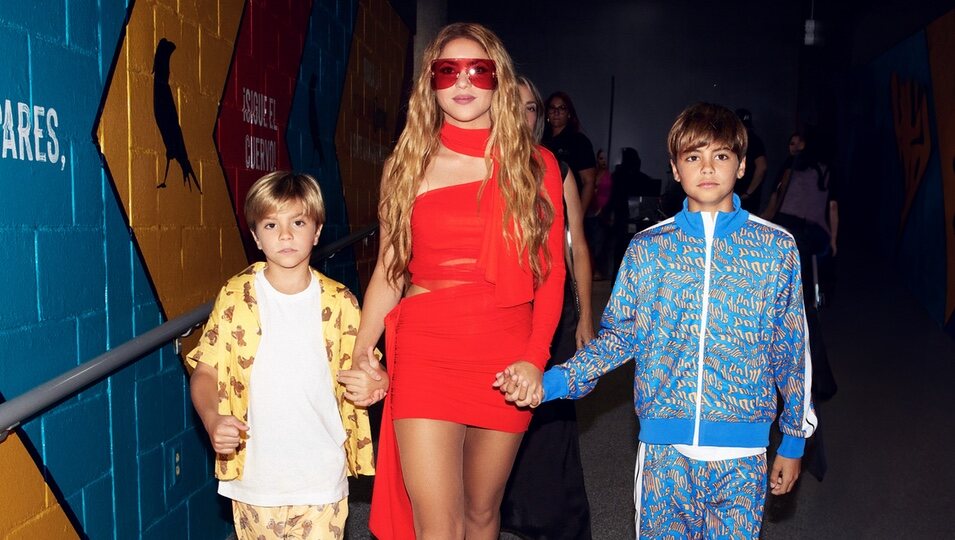 Shakira acude con sus hijos Milan y Sasha a los Premios Juventud en Puerto Rico