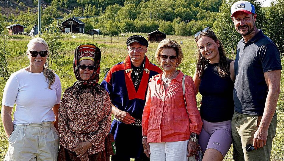 Sonia de Noruega, Haakon y Mette-Marit de Noruega e Ingrid Alexandra de Noruega de vacaciones en Neiden