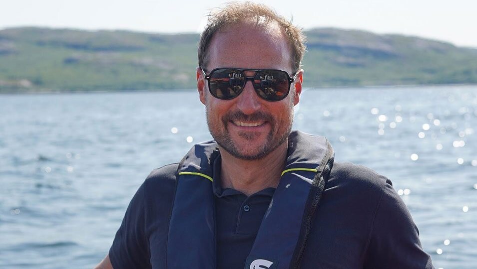Haakon de Noruega navegando en sus vacaciones en Finnmark
