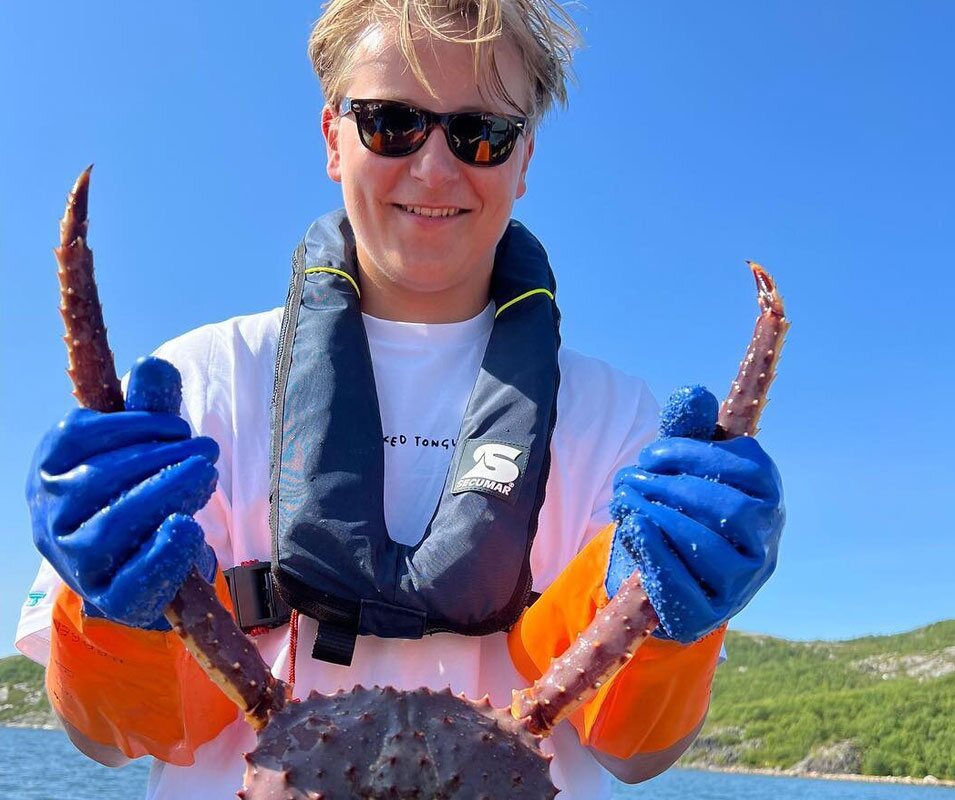 Sverre Magnus de Noruega con un buey de mar en sus vacaciones en Finnmark