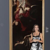 La Reina Letizia delante de un cuadro en la inauguración de las Colecciones Reales