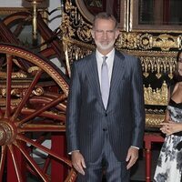 El Rey Felipe VI y la Reina Letizia delante de una carroza en la inauguración de las Colecciones Reales