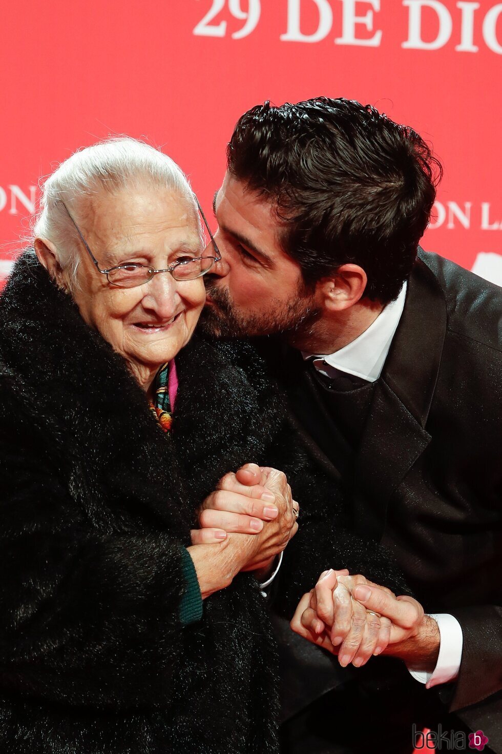 Miguel Ángel Muñoz besa a su tata en la presentación de 'Cien días con la tata'