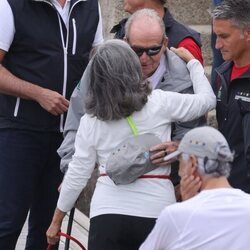 El Rey Juan Carlos saludando a la gente en Sanxenxo en su tercera visita a España