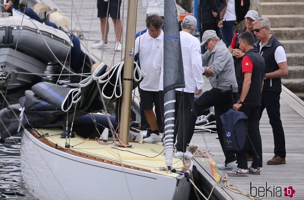 El Rey Juan Carlos se sube al barco en Sanxenxo en su tercera visita a España