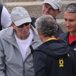 El Rey Juan Carlos habla con la gente que le esperaba en el puerto de Sanxenxo