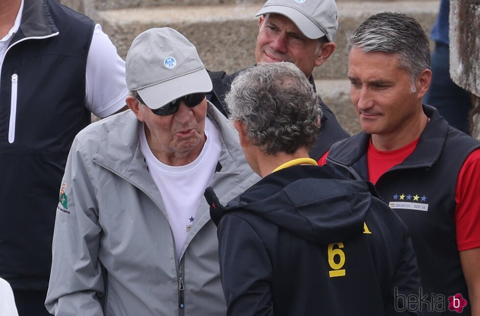 El Rey Juan Carlos habla con la gente que le esperaba en el puerto de Sanxenxo