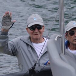 El Rey Juan Carlos saluda desde el barco en su tercera visita a España a Sanxenxo