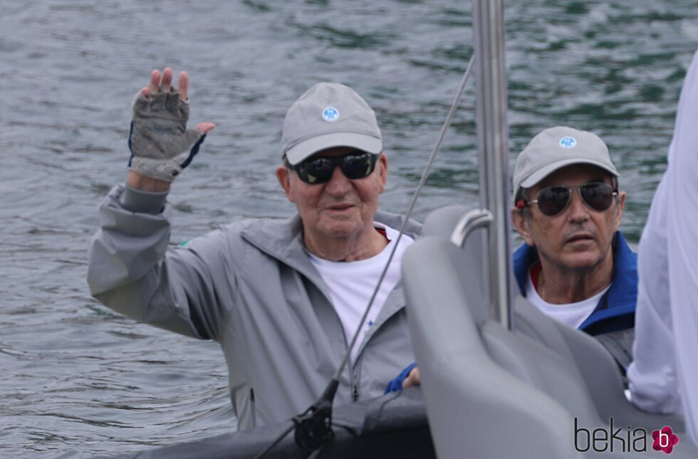 El Rey Juan Carlos saluda desde el barco en su tercera visita a España a Sanxenxo
