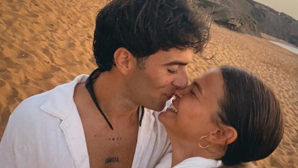 Laura Escanes y Álvaro de Luna, románticos en sus vacaciones en Menorca