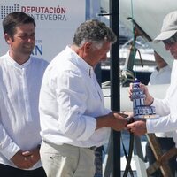 El Rey Juan Carlos recibiendo el Trofeo Hotel Carlos I de Silgar en Sanxenxo