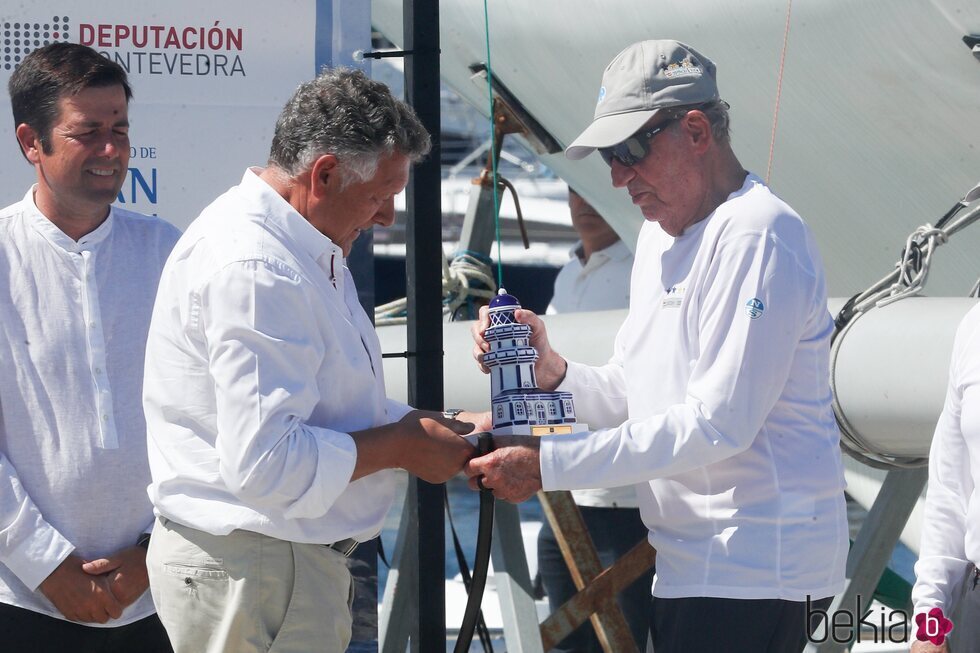 El Rey Juan Carlos recibiendo el Trofeo Hotel Carlos I de Silgar en Sanxenxo