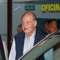 El Rey Juan Carlos, muy sonriente, tras cenar en Sanxenxo