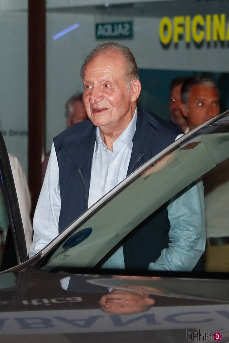 El Rey Juan Carlos, muy sonriente, tras cenar en Sanxenxo