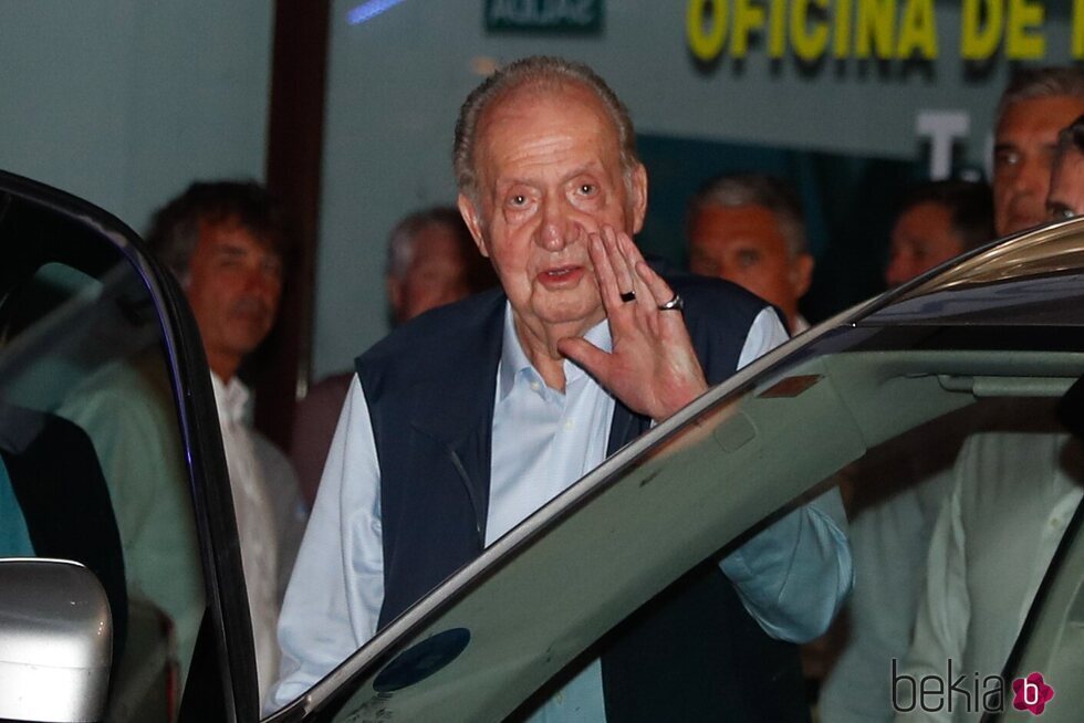 El Rey Juan Carlos saludando a la prensa en Sanxenxo