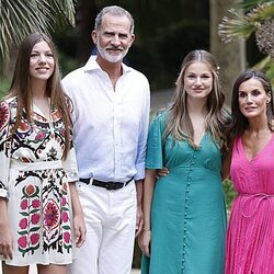 Los Reyes Felipe y Letizia con sus hijas la Princesa Leonor y la Infanta Sofía en su posado de verano 2023