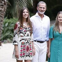 Los Reyes Felipe y Letizia con sus hijas la Princesa Leonor y la Infanta Sofía en su posado de verano 2023