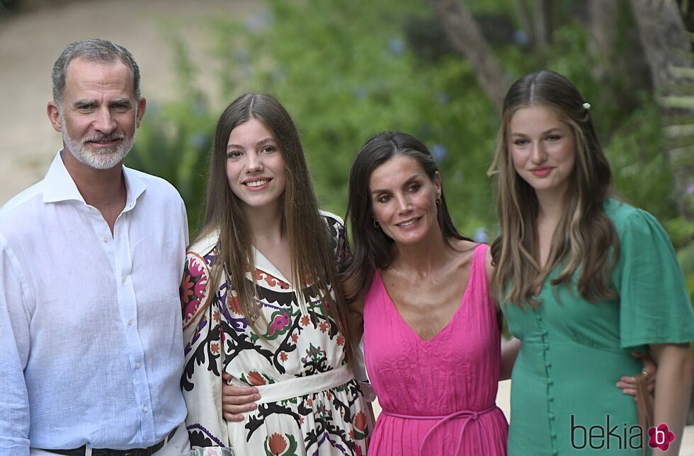 Los Reyes Felipe y Letizia, la Princesa Leonor y la Infanta Sofía en su posado de verano 2023