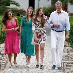 Los Reyes Felipe y Letizia, la Princesa Leonor y la Infanta Sofía por los jardines de Alfabia en Mallorca
