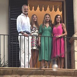 Los Reyes Felipe y Letizia, la Princesa Leonor y la Infanta Sofía asomados en un balcón de los jardines de Alfabia en Mallorca