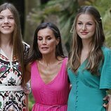 La Reina Letizia con sus hijas la Princesa Leonor y la Infanta Sofía en su posado de verano 2023 en Mallorca