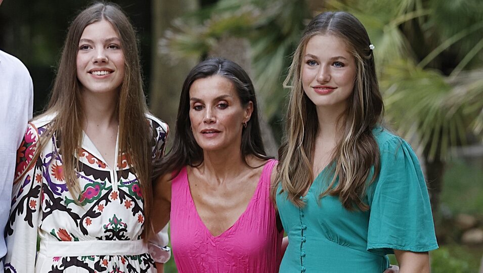La Reina Letizia con sus hijas la Princesa Leonor y la Infanta Sofía en su posado de verano 2023 en Mallorca