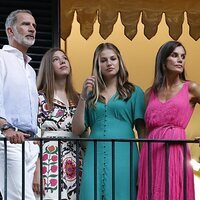 Los Reyes Felipe y Letizia, la Princesa Leonor y la Infanta Sofía en un balcón de los jardines de Alfabia en Mallorca