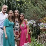 Los Reyes Felipe y Letizia, la Princesa Leonor y la Infanta Sofía posando juntos en los jardines de Alfabia