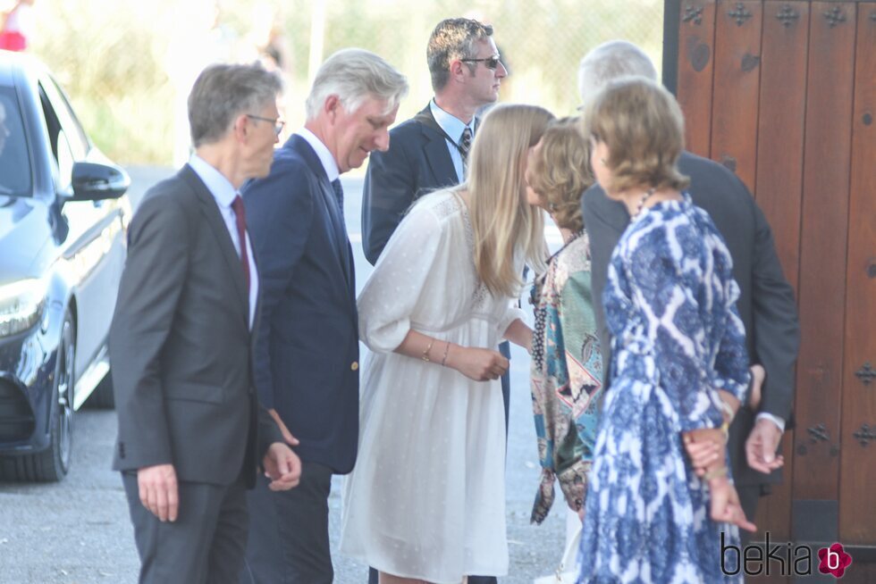 Eléonore de Bélgica saluda a la Reina Sofía en el acto por el 30 aniversario de la muerte de Balduino de Bélgica en Motril