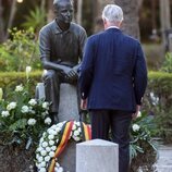 Felipe de Bélgica ante la estatua de su tío Balduino de Bélgica en el acto por el 30 aniversario de la muerte de Balduino de Bélgica