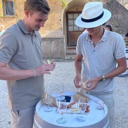 Nikolai de Dinamarca comiendo queso y bebiendo vino en sus vacaciones