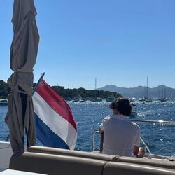 Nikolai de Dinamarca en un barco durante sus vacaciones de verano en el mar
