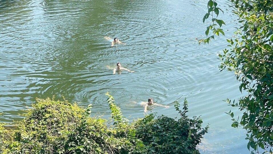 Nikolai, Felix y Henrik de Dinamarca bañándose en un lago en sus vacaciones