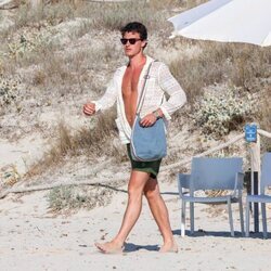 Shawn Mendes paseando por la playa en Ibiza