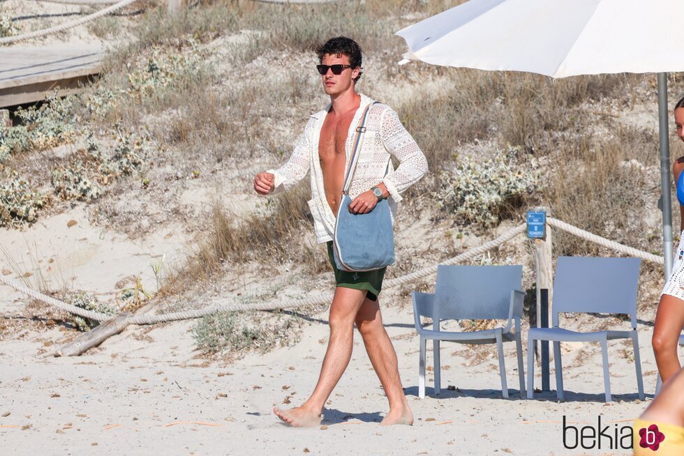 Shawn Mendes paseando por la playa en Ibiza