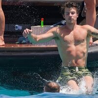 Shawn Mendes lanzándose al agua en Ibiza