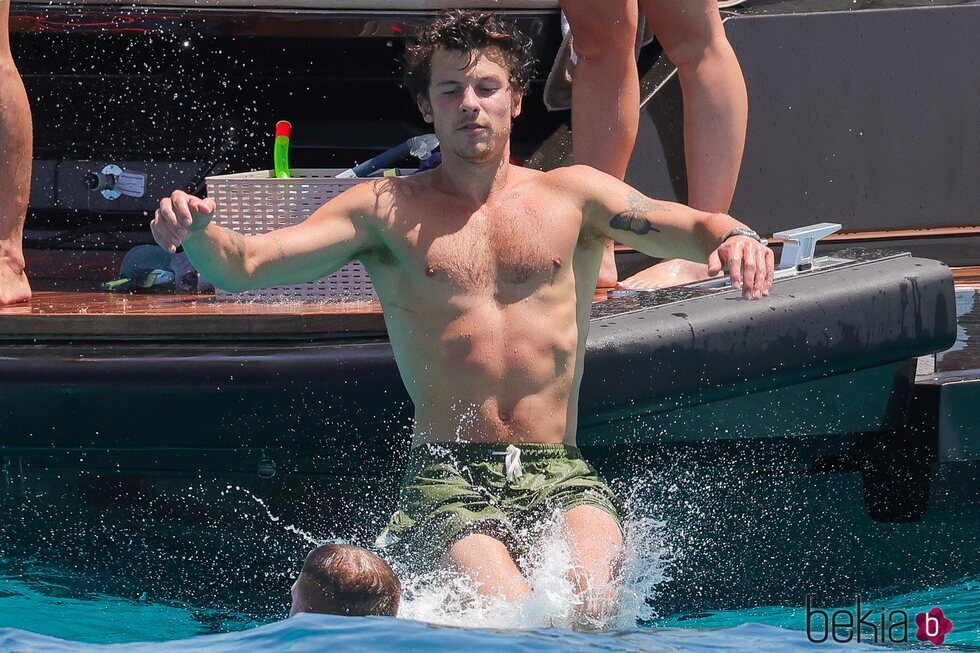 Shawn Mendes lanzándose al agua en Ibiza
