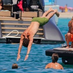 Shawn Mendes tirándose de cabeza al mar en Ibiza