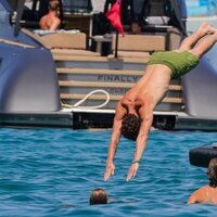 Shawn Mendes tirándose de cabeza al mar en Ibiza