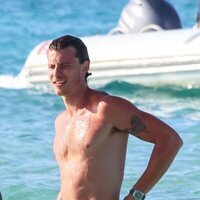 Shawn Mendes luce cuerpazo en bañador en Ibiza