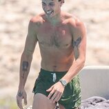 Shawn Mendes, muy sonriente con el torso desnudo en Ibiza