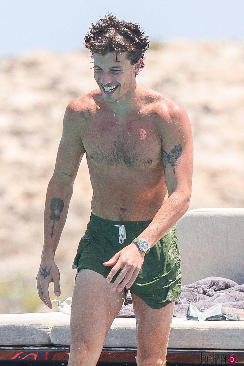 Shawn Mendes, muy sonriente con el torso desnudo en Ibiza