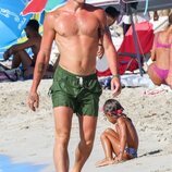 Shawn Mendes con el torso desnudo en una playa de Ibiza