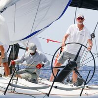 El Rey Felipe VI navegando a bordo del Aifos en la Copa del Rey de Vela 2023