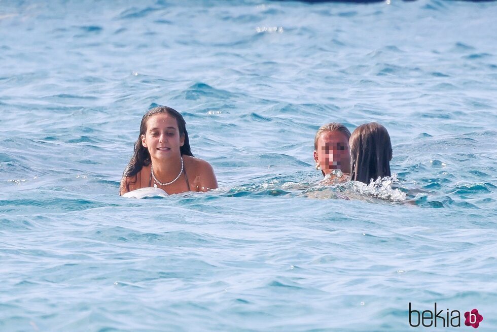 Victoria Federica dándose un baño con unas amigas en Formentera
