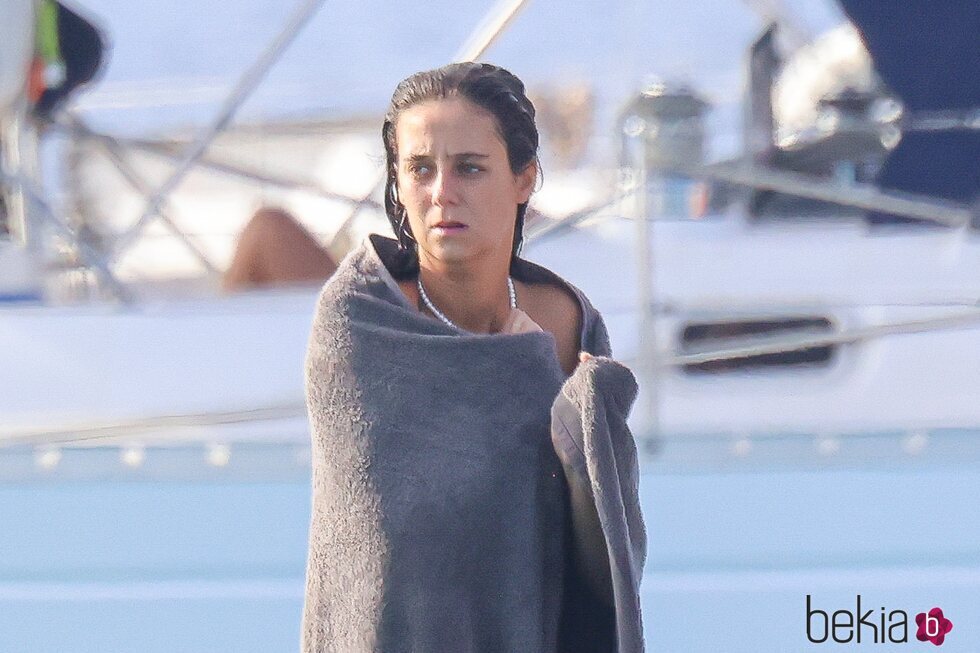 Victoria Federica, envuelta en una toalla tras darse un baño en Formentera
