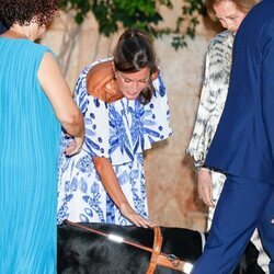 La Reina Letizia acaricia a un perro guía en la recepción a la sociedad balear en Marivent